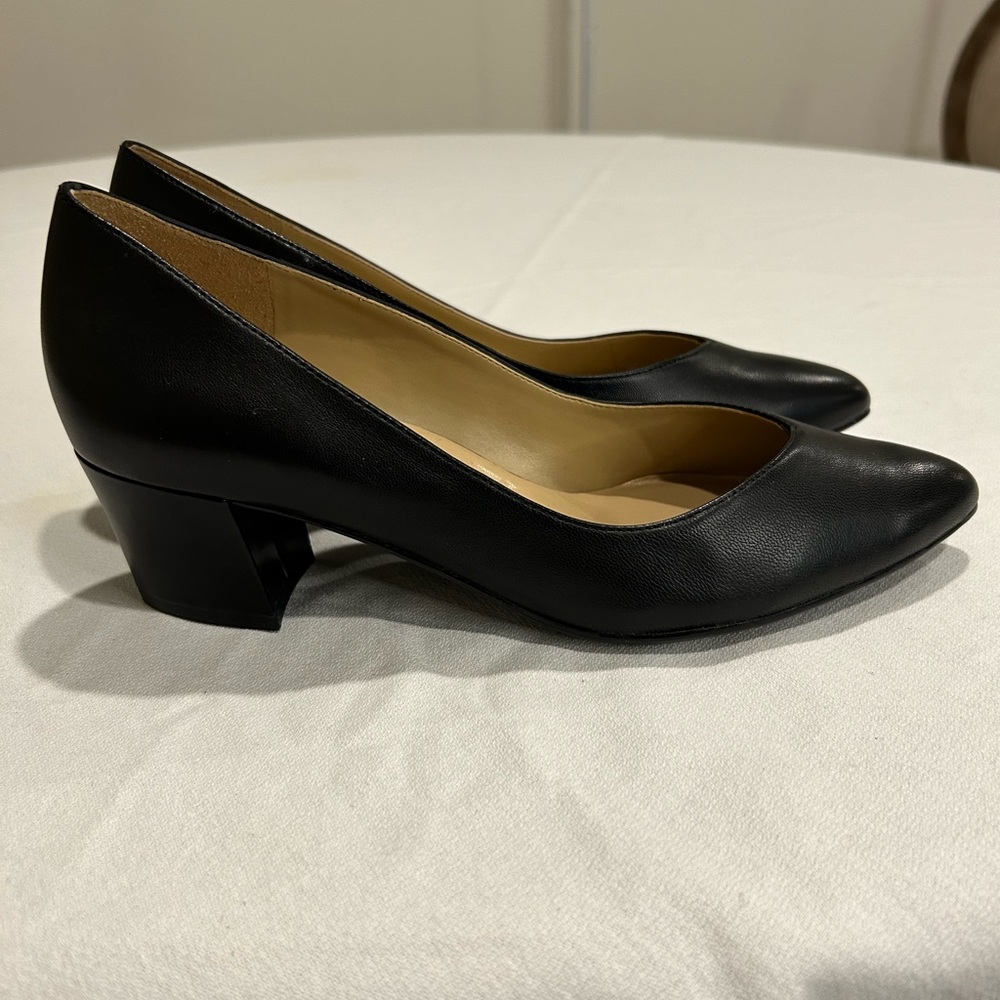 Women’s black leather pumps. Naturalizer brand never worn. Wide width